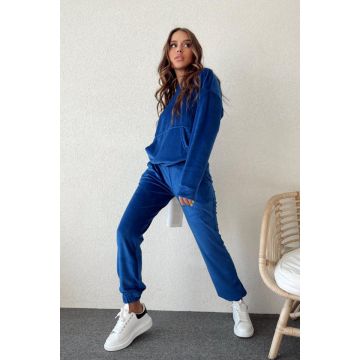 Compleu de catifea Catiana, pantaloni cu banda elastica, bluza cu buzunar oversize si gluga, Albastru