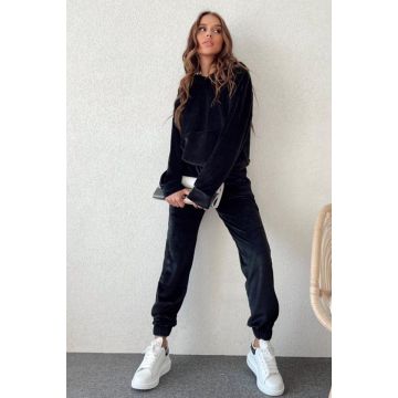 Compleu de catifea Catiana, pantaloni cu banda elastica, bluza cu buzunar oversize si gluga, Negru